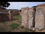 04421 ostia - regio i - insula xiv - terme del bagnino buticosus (i,xiv,8) - porticus - 2. raum von norden - nordwestecke - bli in raum hinter 1. raum von norden - 09-2023.jpg